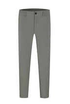 Vooraanzicht van klassieke grijze slim fit herenbroek met strakke pasvorm