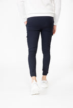 Achteraanzicht van marineblauwe cargo broek met elastische enkels.