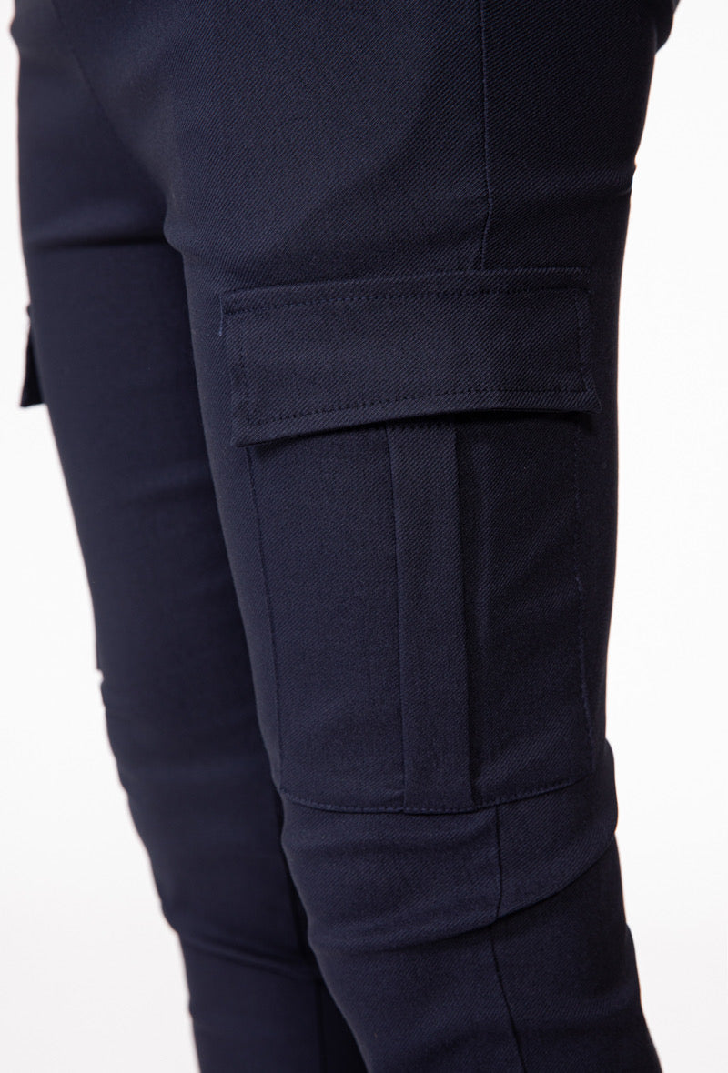 Detailfoto van de tailleband en stof van marineblauwe cargo broek.