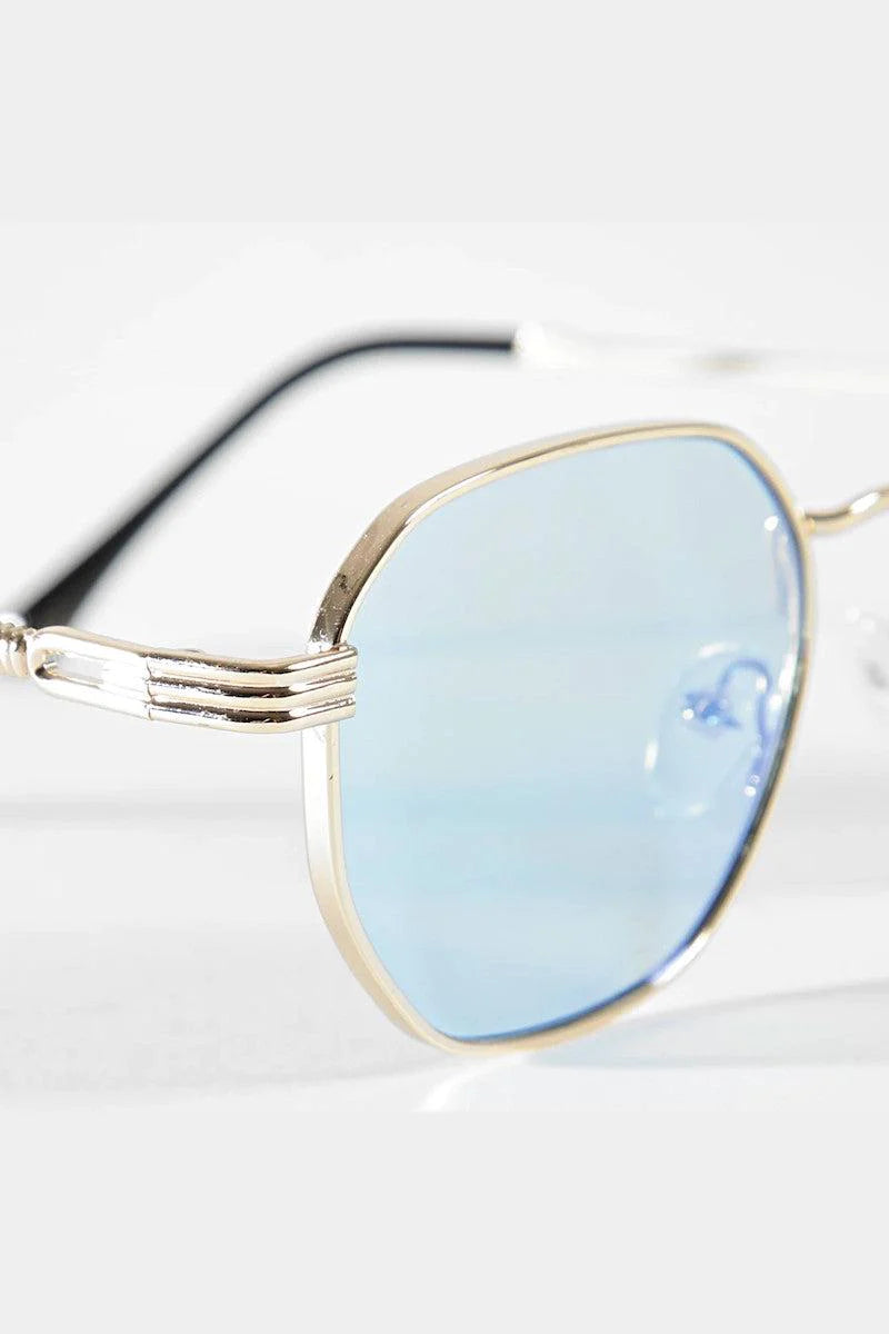 Close-up van goudkleurig metalen frame met lichtblauw glas