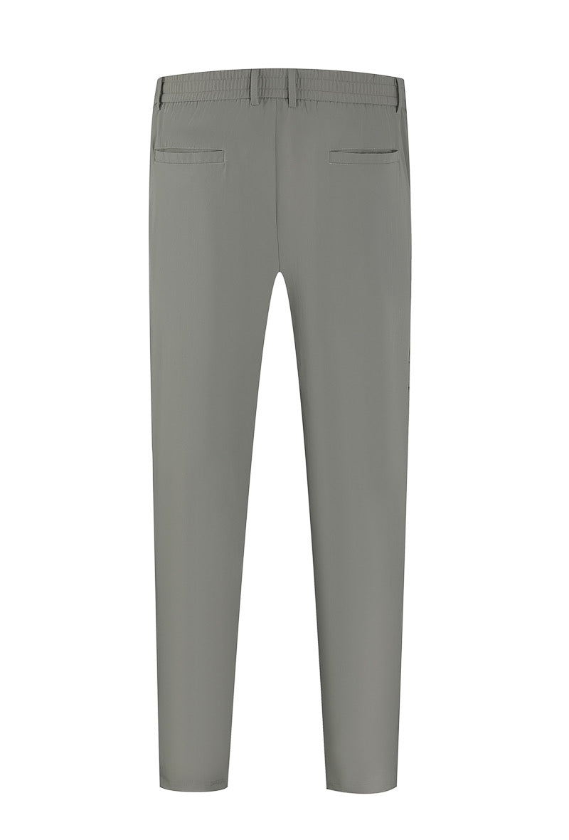 Achteraanzicht van klassieke grijze slim fit herenbroek met strakke pasvorm