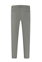 Achteraanzicht van klassieke grijze slim fit herenbroek met strakke pasvorm
