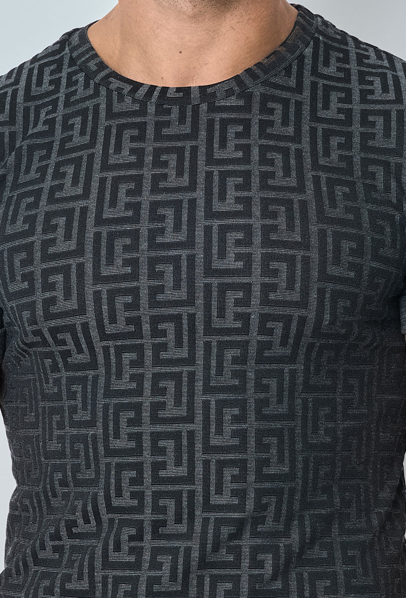 Close-up van barok patroon op zwart T-shirt