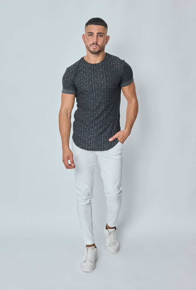Volledige outfit met zwart barok T-shirt en witte broek