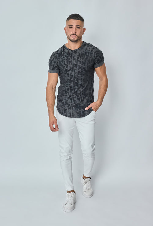Volledige outfit met zwart barok T-shirt en witte broek