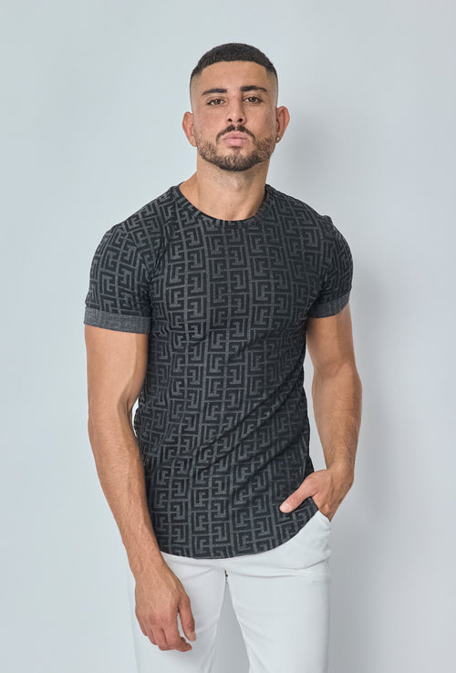 Man draagt zwart barok T-shirt - voorkant