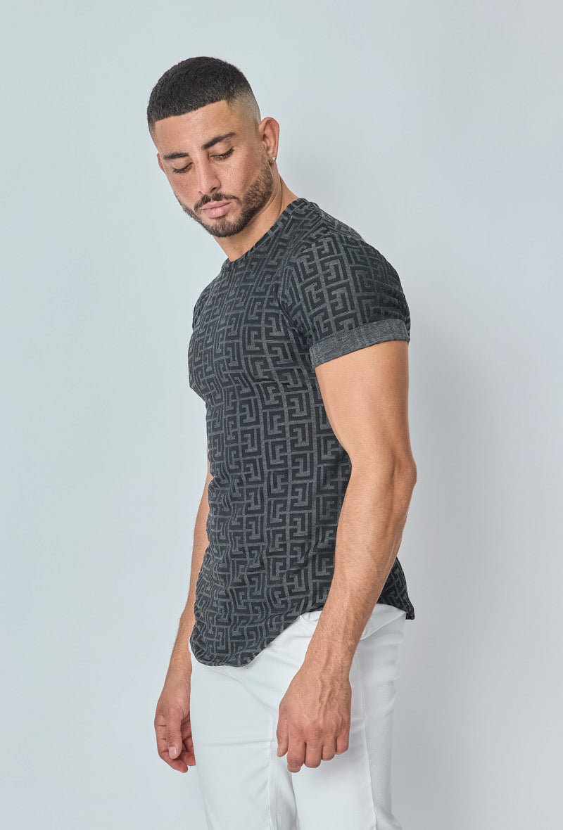 Zijaanzicht van zwart barok T-shirt gedragen door model