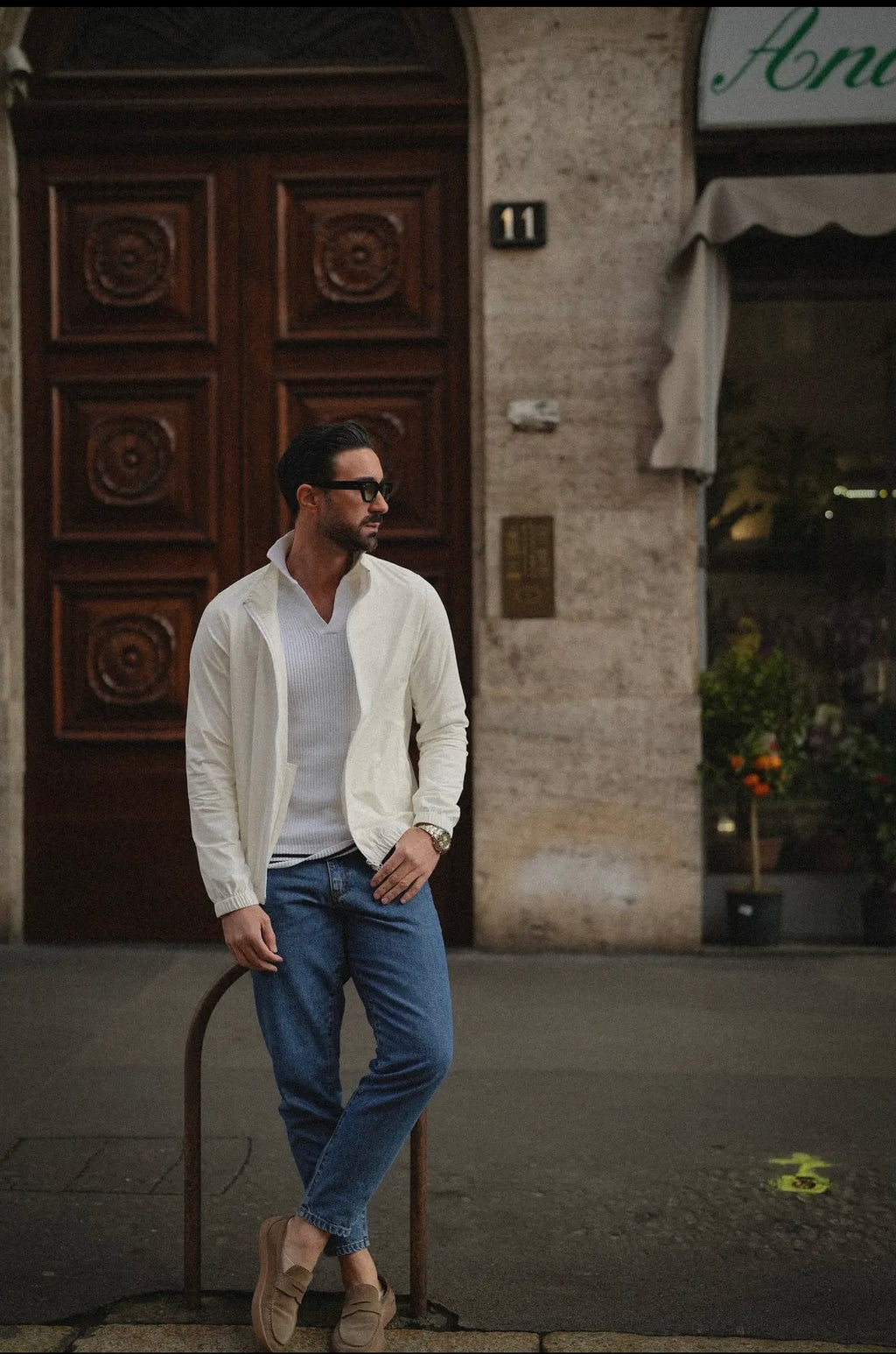 Model draagt licht pearl bomberjack - Cityvibes herenmode uitgezoomd