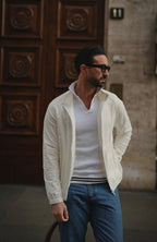 Model draagt licht pearlbomberjack - Cityvibes herenmode