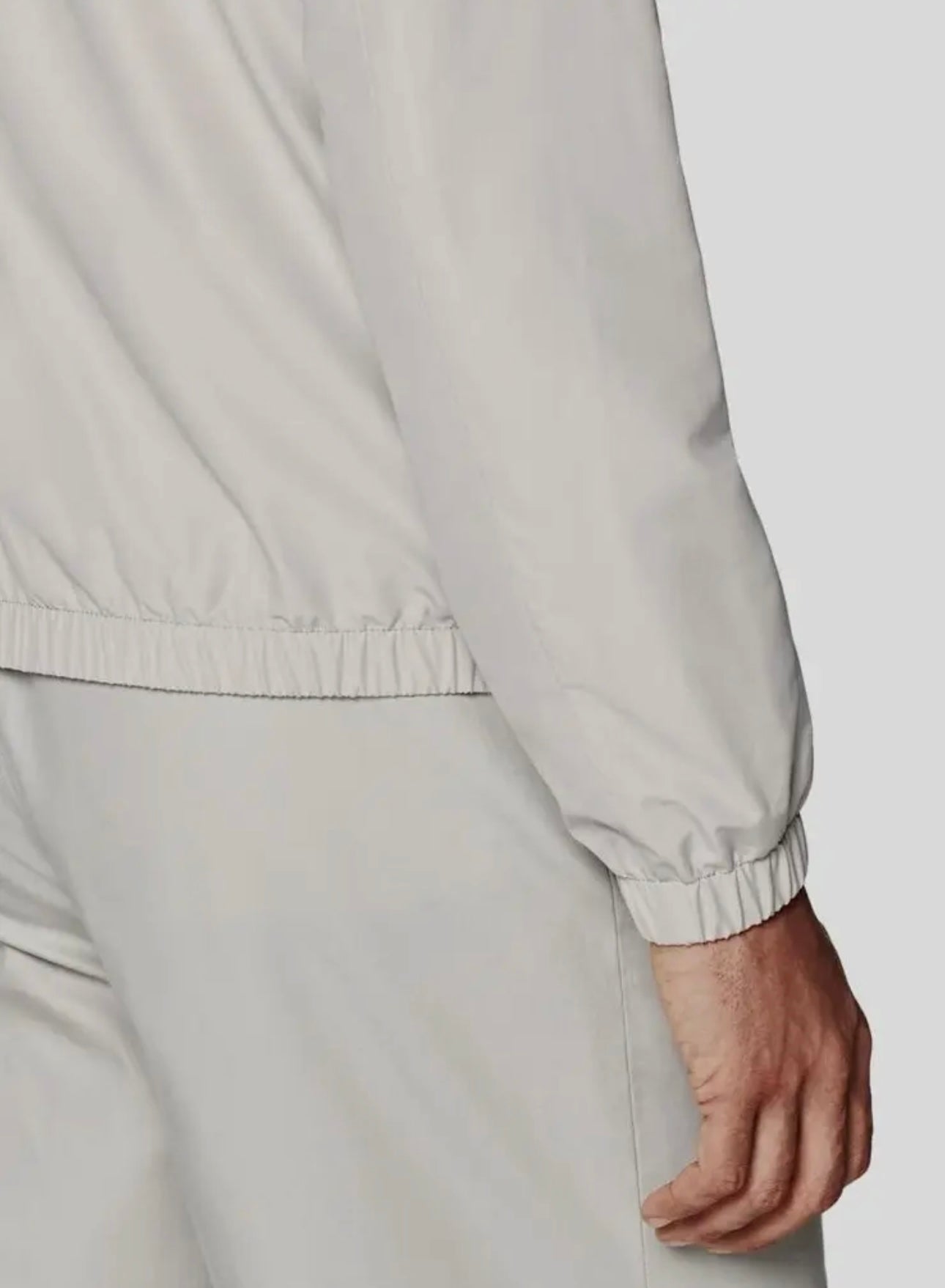 Achterkant heren bomberjack pearl - minimalistisch design witte achtergrond ingezoomd