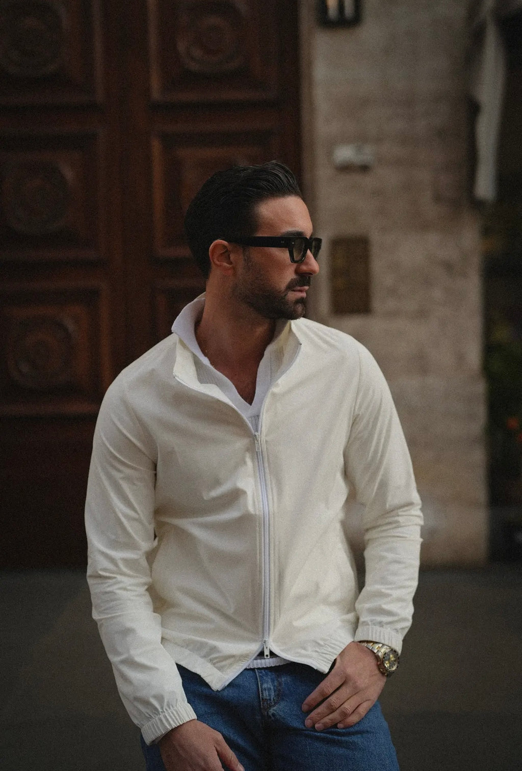 Model draagt licht pearl bomberjack - Cityvibes herenmode zijaanzicht