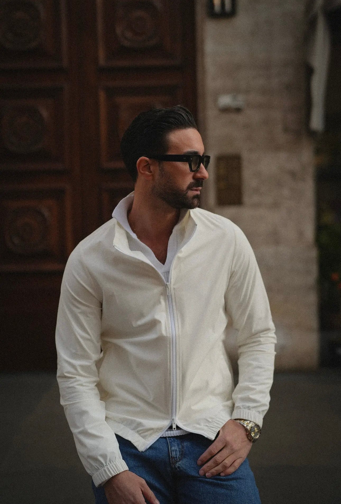 Model draagt licht pearl bomberjack - Cityvibes herenmode zijaanzicht