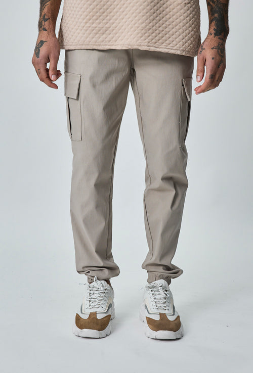 Beige heren cargo broek met cargozakken, recht model, gedragen door model – vooraanzicht.