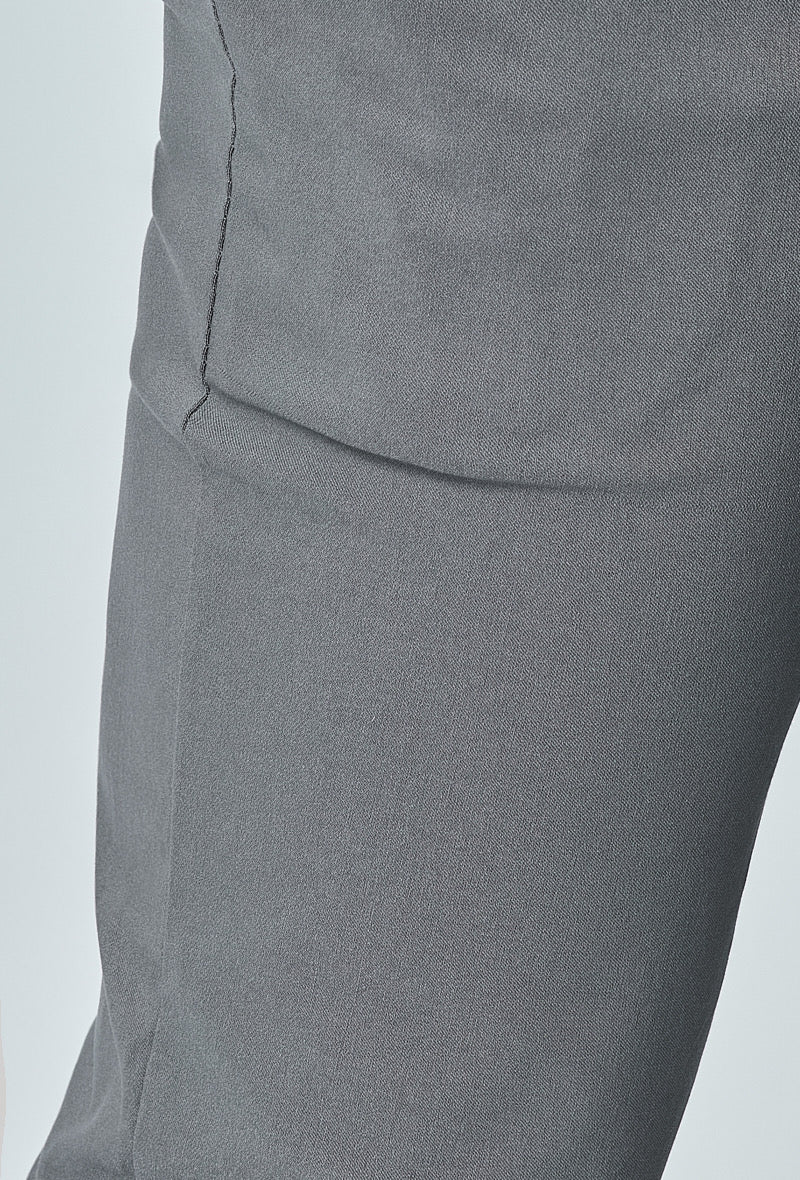Close-up van de stof en naad van een donkergrijze heren chino broek.