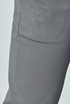 Close-up van de stof en naad van een donkergrijze heren chino broek.