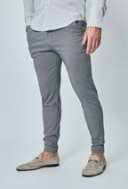 Slanke donkergrijze heren chino broek, model met handen in zakken, frontaal zichtbaar
