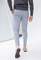 Achteraanzicht van lichtgrijze slim fit chino broek tijdens het lopen.