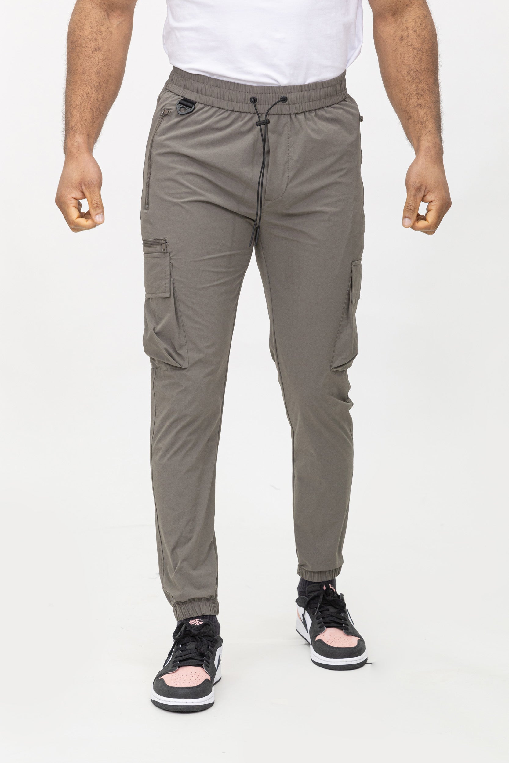 Vooraanzicht van heren jogger cargo broek in taupe met trekkoord en cargozakken.