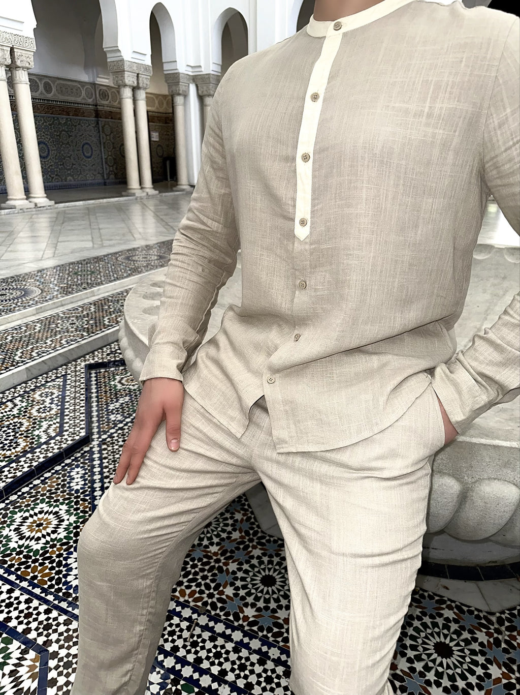 Close-up van het tweekleurige linnen overhemd met Mao-kraag en knopen.