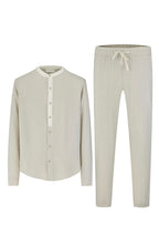 Tweekleurige heren linnen set met langemouw overhemd en broek – vooraanzicht.