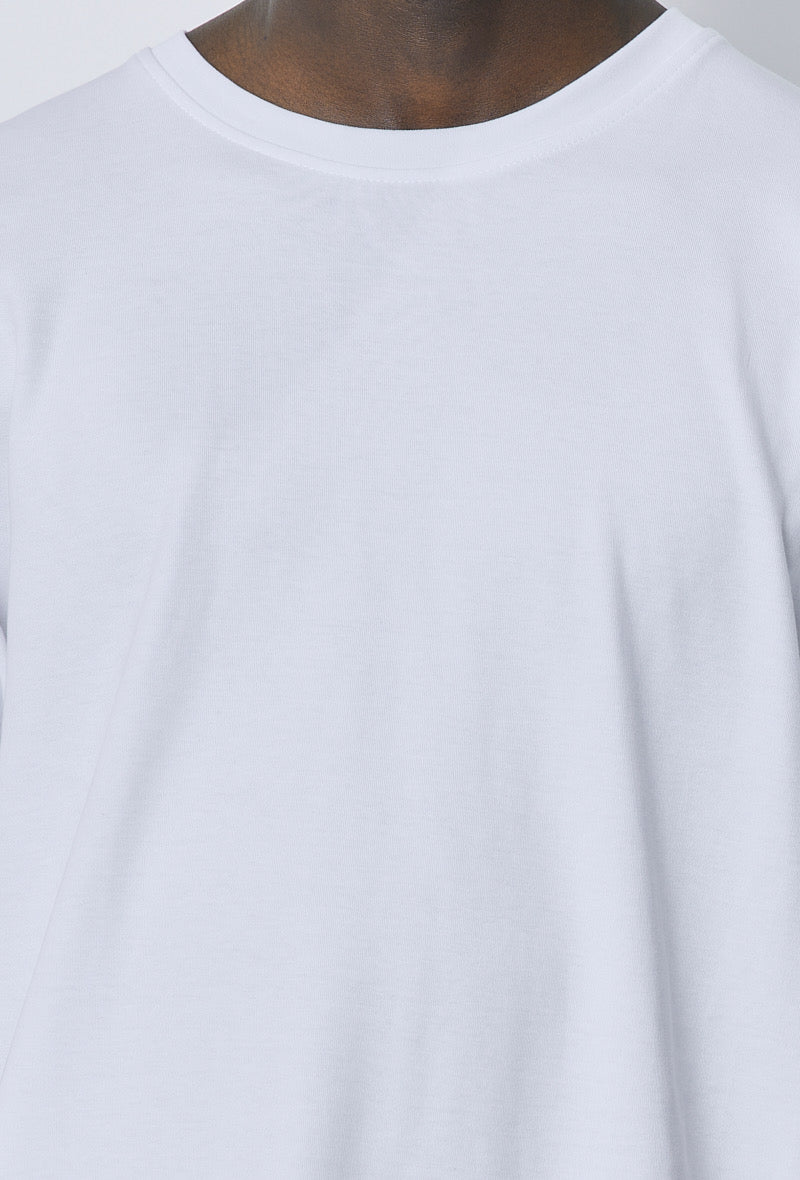 Close-up van de ronde hals en stofstructuur van het witte oversized T-shirt.