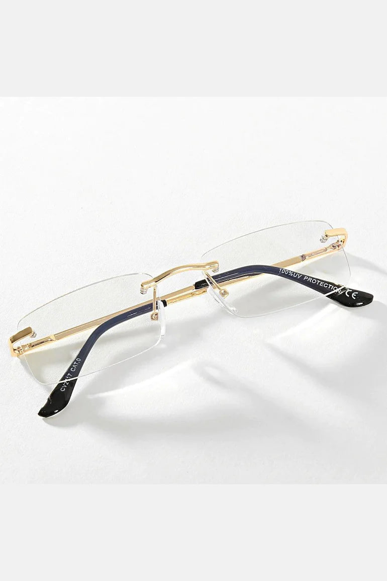 Detail van transparante glazen en verstelbare neusbrug met goudkleurige afwerking