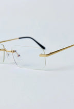 Close-up van gouden pootjes en transparant frame van randloze zonnebril