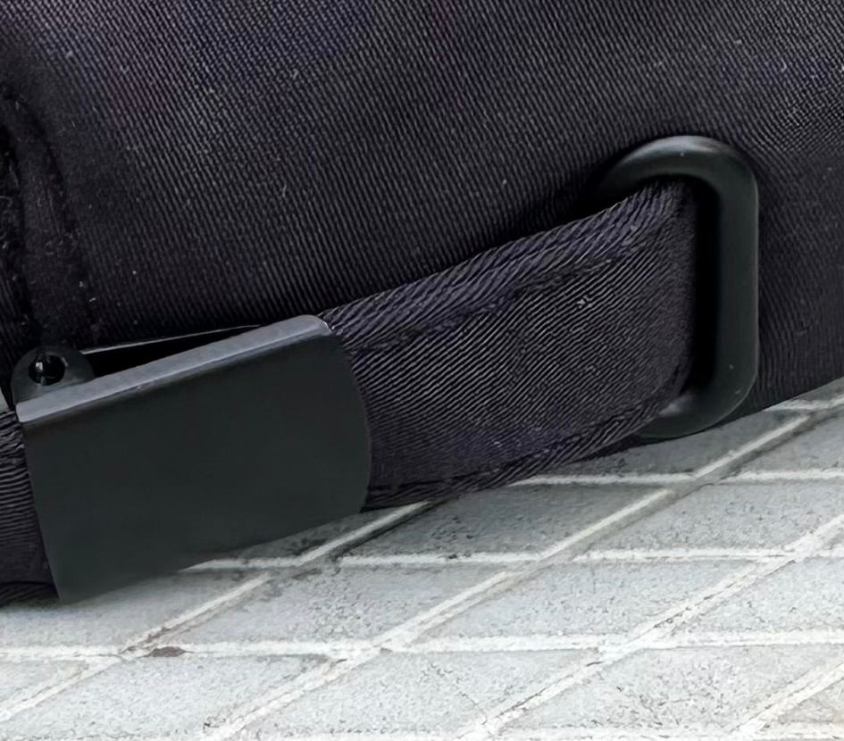 Zwarte heren pet met verstelbare metalen sluiting - achterkant detail